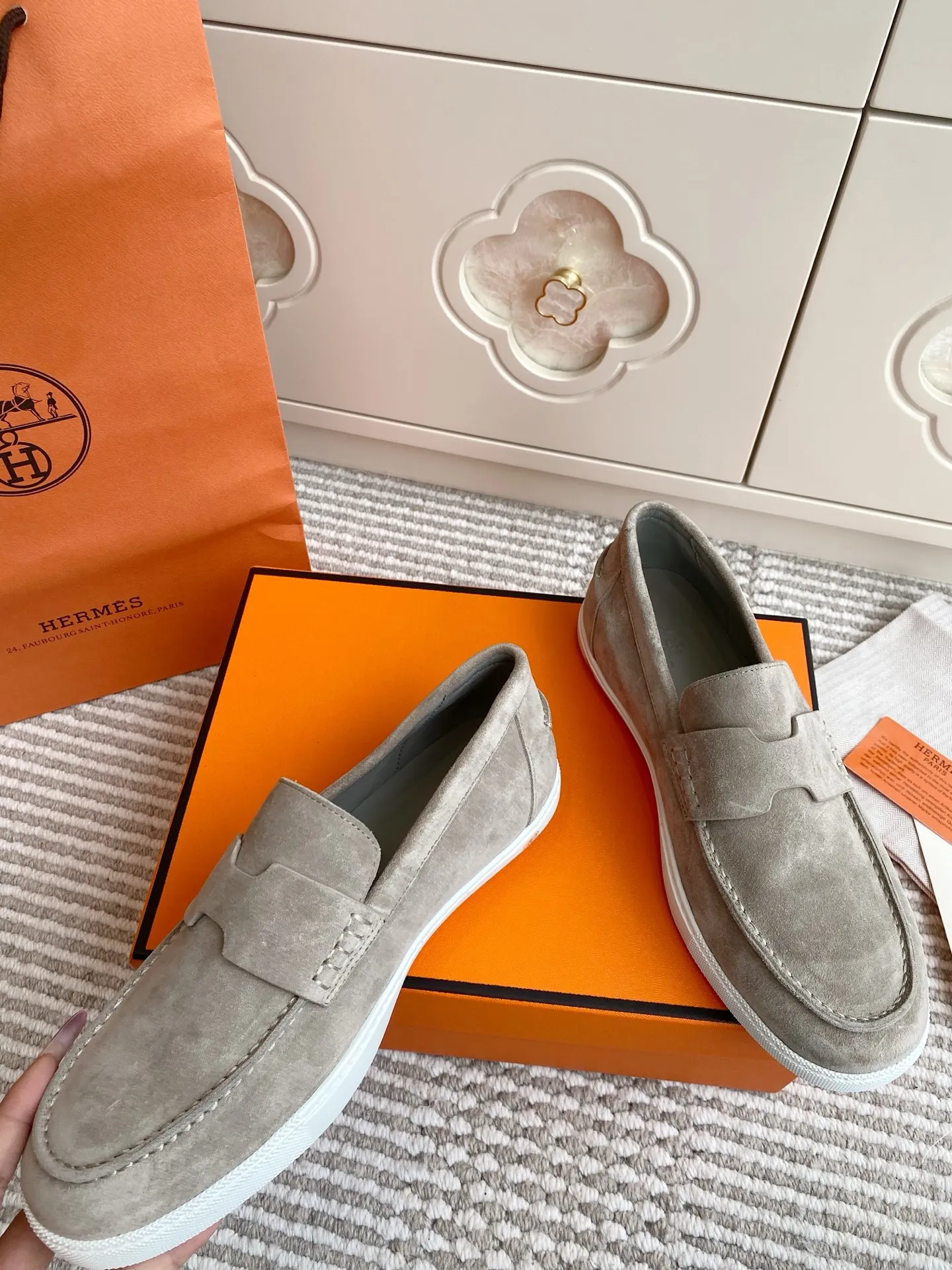p560✨Hermes Couple Loafers｜Walking in the urban high-end, easily wearing Hermès temperament✨Who says luxury and comfort can’t have both?  This pair of H’s classic loafers really does it!  ▪️"Customized imported Yangjing fabric" is soft and delicate ▪️"Full sheepskin lining" + "soft-soled shoes" design. Your feet will be healed the moment you put them on~ It's like stepping on clouds☁️You won't feel tired after walking all day!  The iconic "H" buckle is low-key and luxurious. It is matched with a rubber outsole. It is lightweight and stylish. Whether you are commuting or shopping, you can easily achieve casual urban style🏙 Can be worn by couples. Full range of sizes, girls 35-41 | boys 39-45. Wear them together when going out. Sweet and high-end💑 Original mold opening. Details are in place. Those who understand will be attracted at a glance ️❤️ #Hermès loafers #coupleshoes #lightweight and versatile shoes